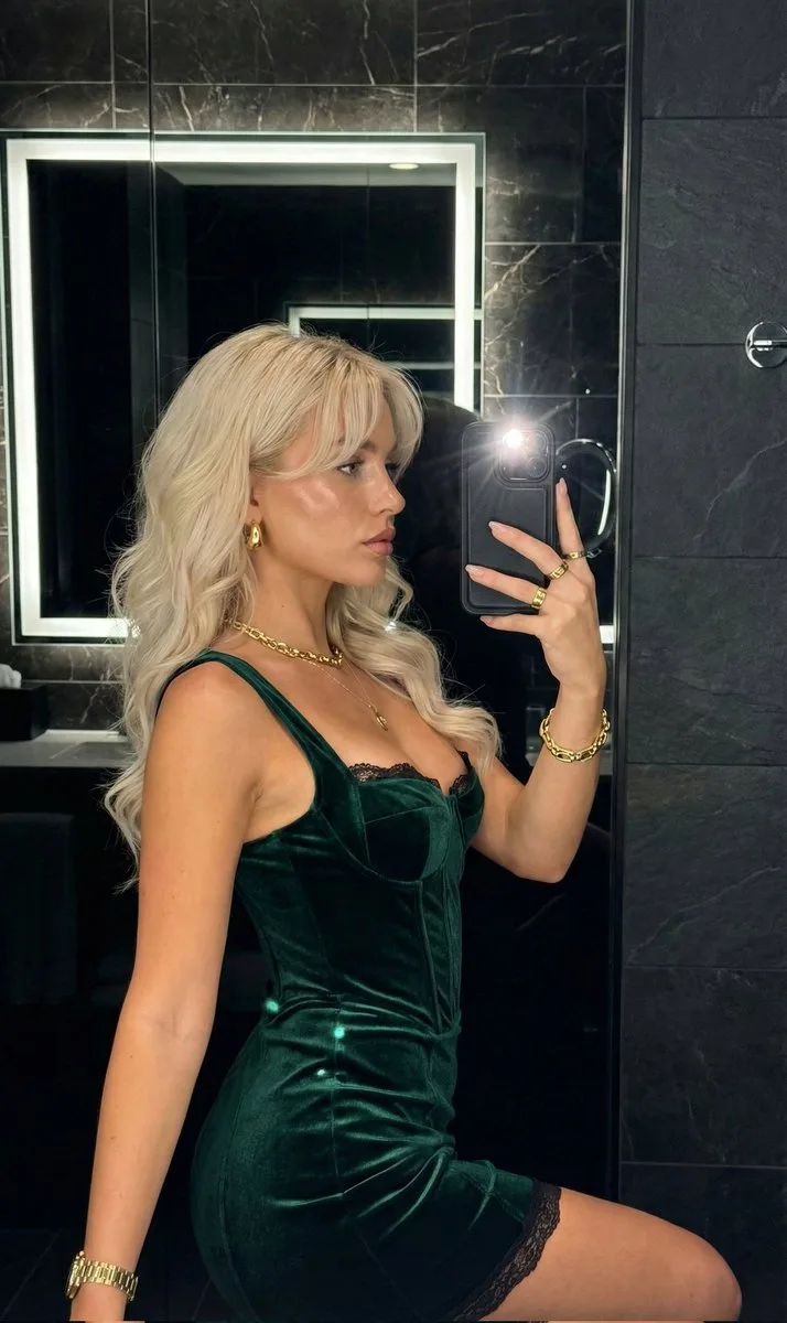 Stunning emerald velvet girl flash — Sonra