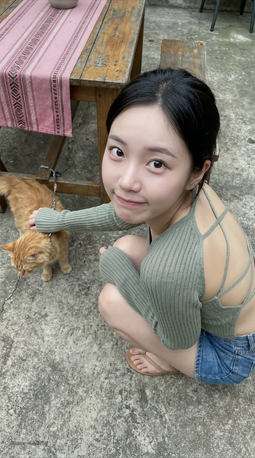 年轻的亚洲女生蹲坐在水泥地的庭院中 — Sonra