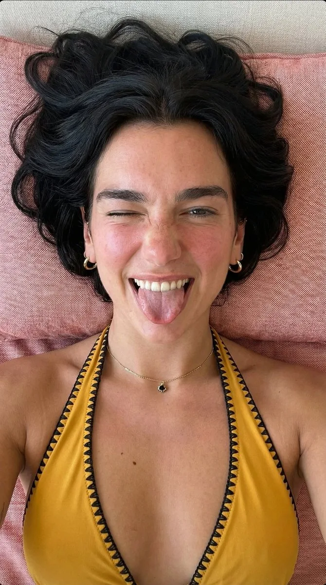 Playful summer girl overhead view — Sonra