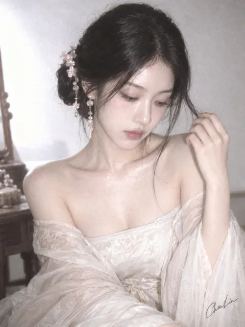 Grainy dreamy film korean portrait new chinese style