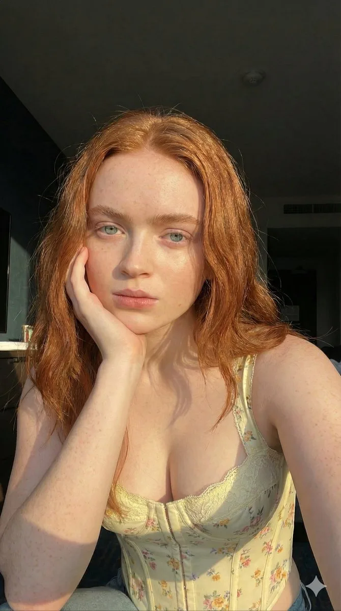Sunlit freckled blonde girl close up — Sonra