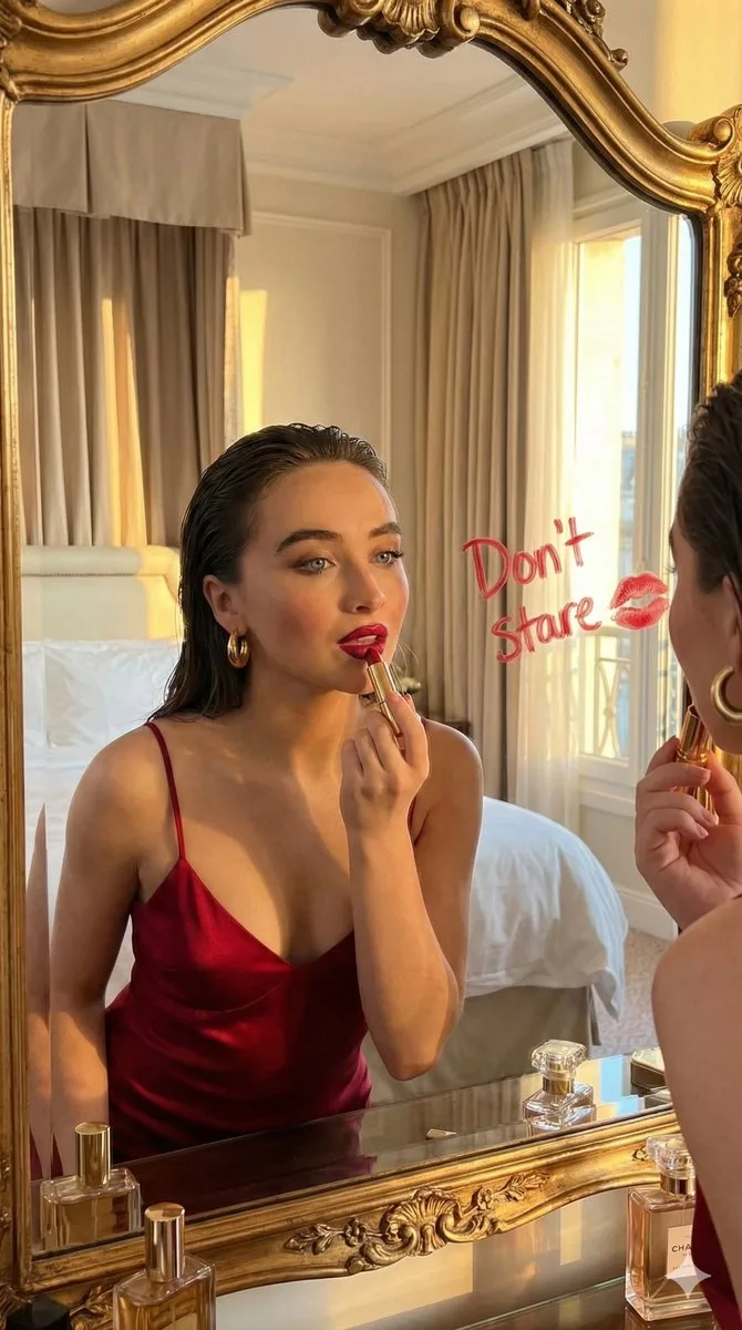 Mirror lipstick seduction — Sonra