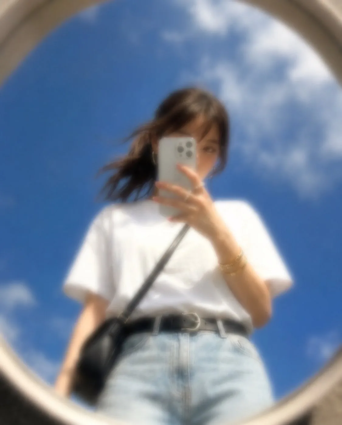 Early 2000s ccd digicam cafe portrait motion blur — Sonra