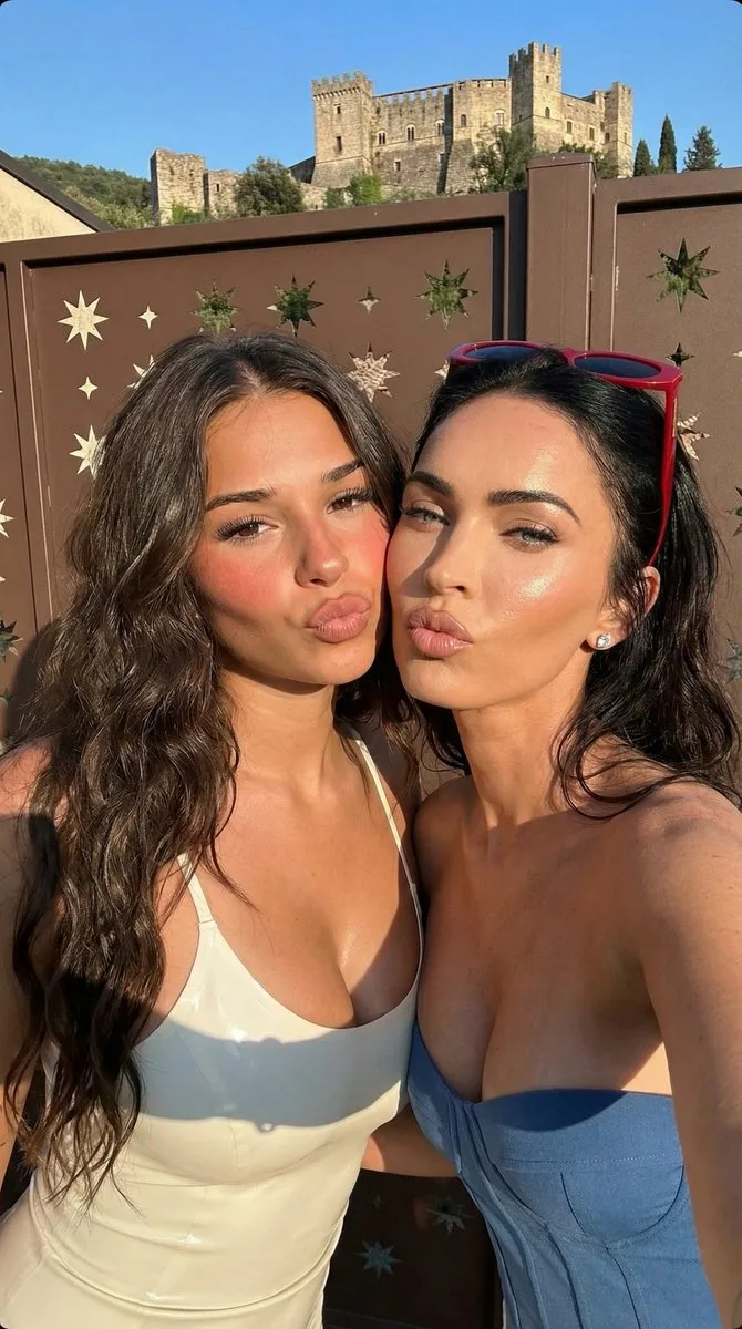 Golden hour red black selfie — Sonra