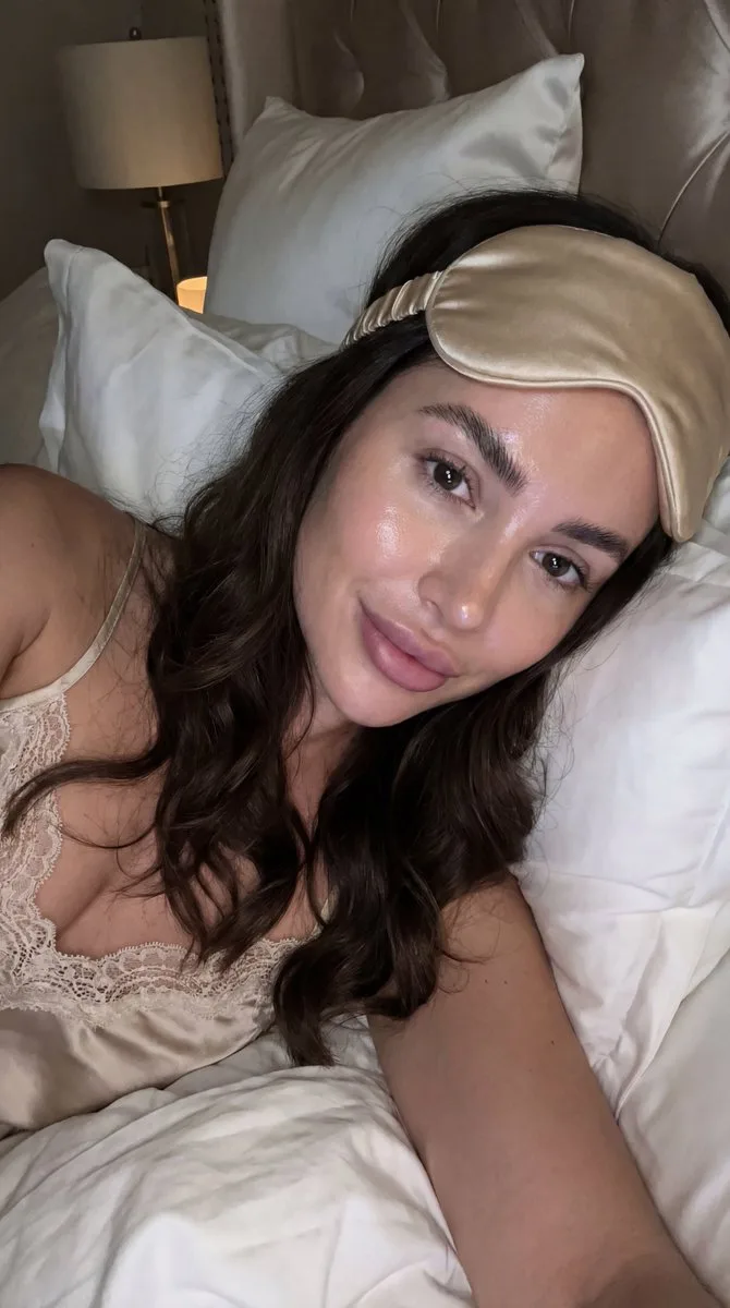 Late night skincare luxury selfie — Sonra