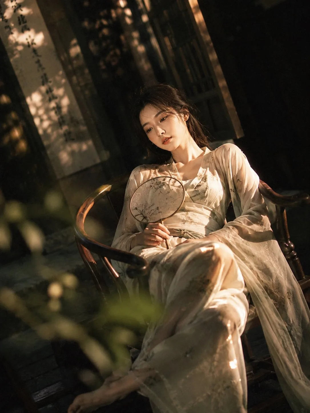 Song dynasty hanfu woman armchair photography — Sonra