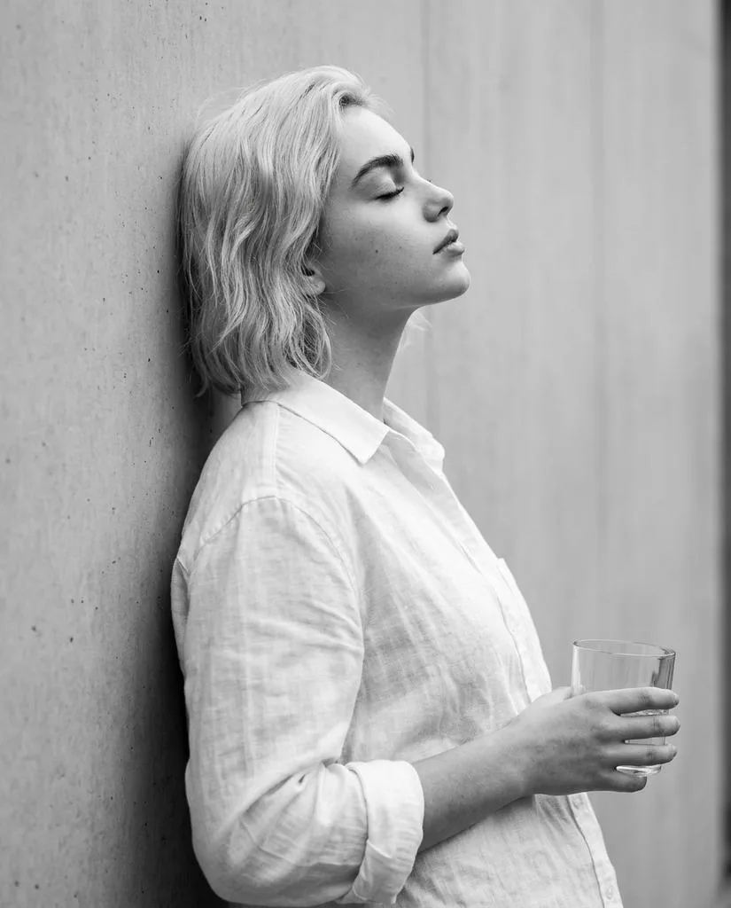 Cinematic bw profile portrait — Sonra