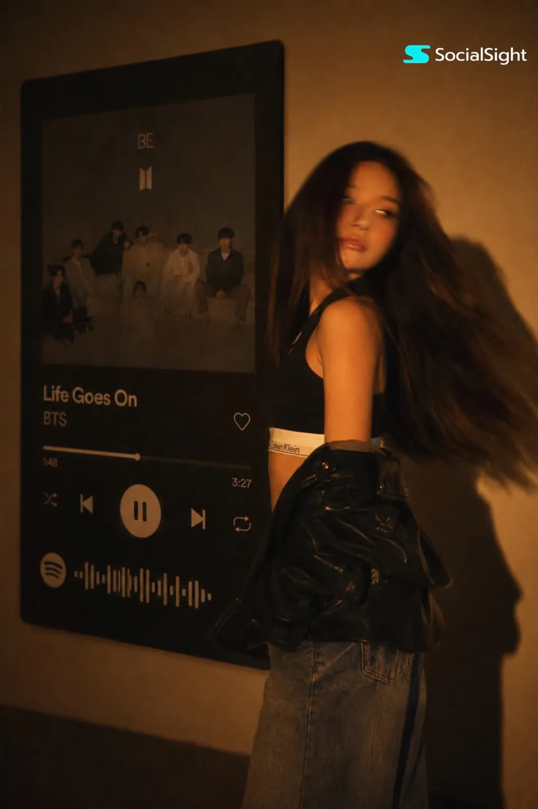 Stylish woman spotify display cinematic portrait — Sonra