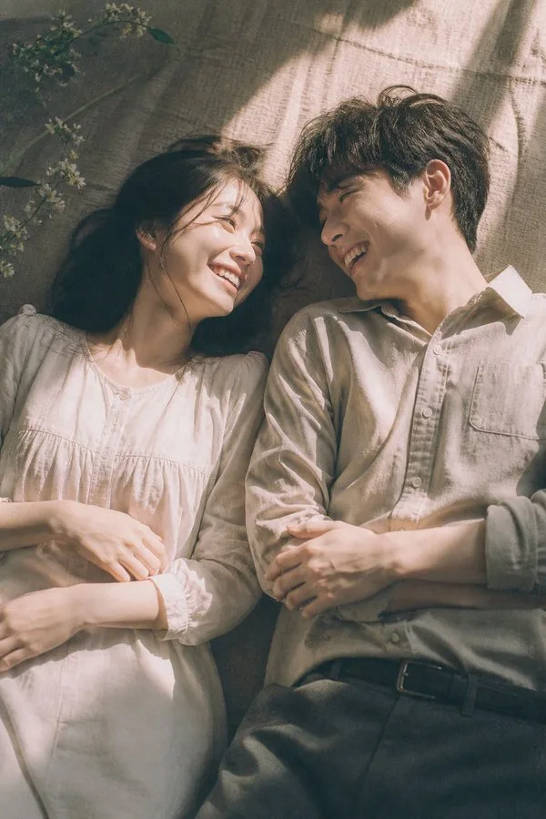 Young couple warm leisurely moment — Sonra