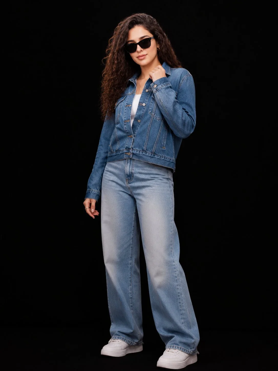 Stylish woman denim jacket studio portrait — Sonra