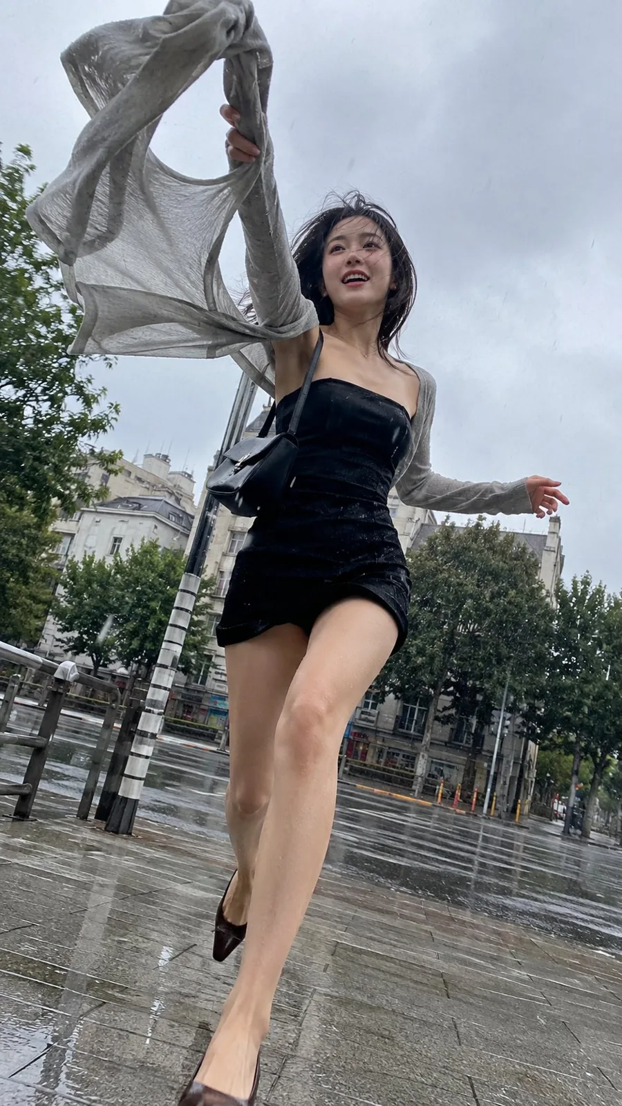 Stylish 20 year old woman rainy street fashion candid — After