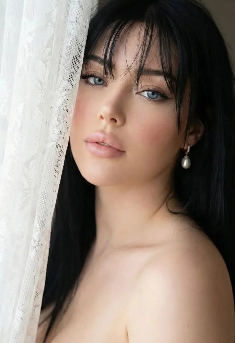 Lace light beautiful blue eyed girl — Sonra