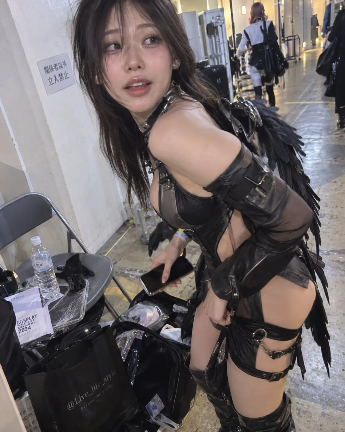 Post cosplay fallen angel midnight phone snap — Sonra