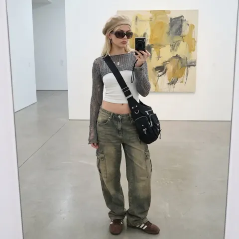 Minimal gallery mirror street style