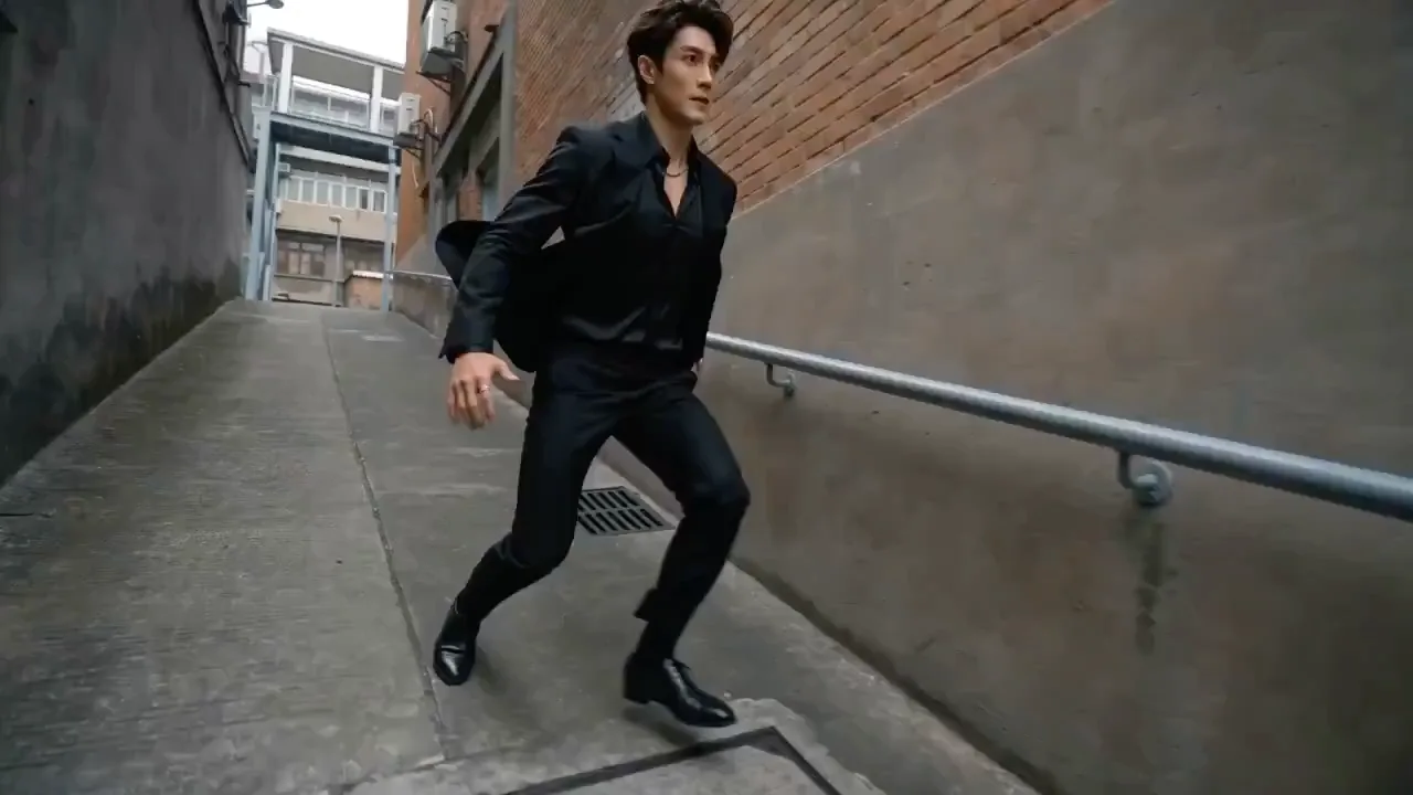 Extreme street parkour cinematic closeup — Sonra