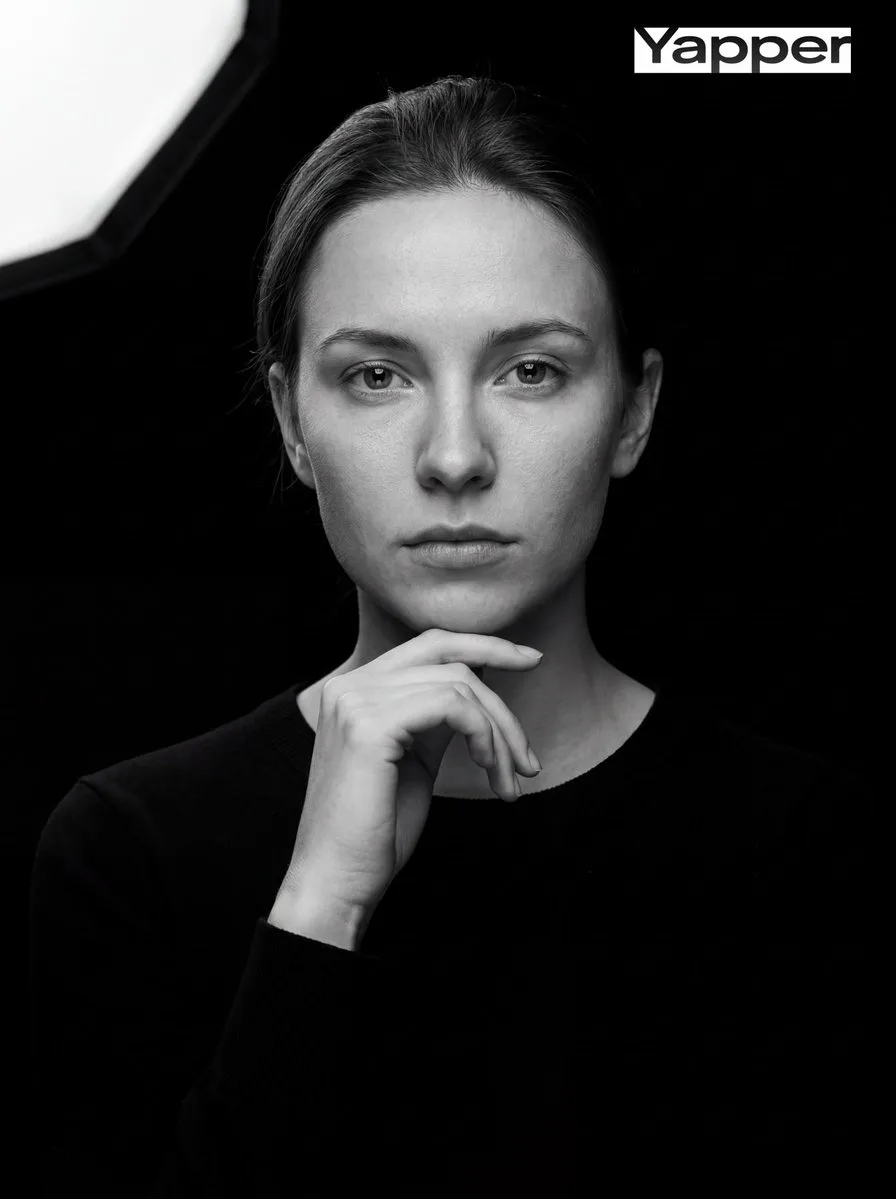 Monochrome studio thinker — Sonra