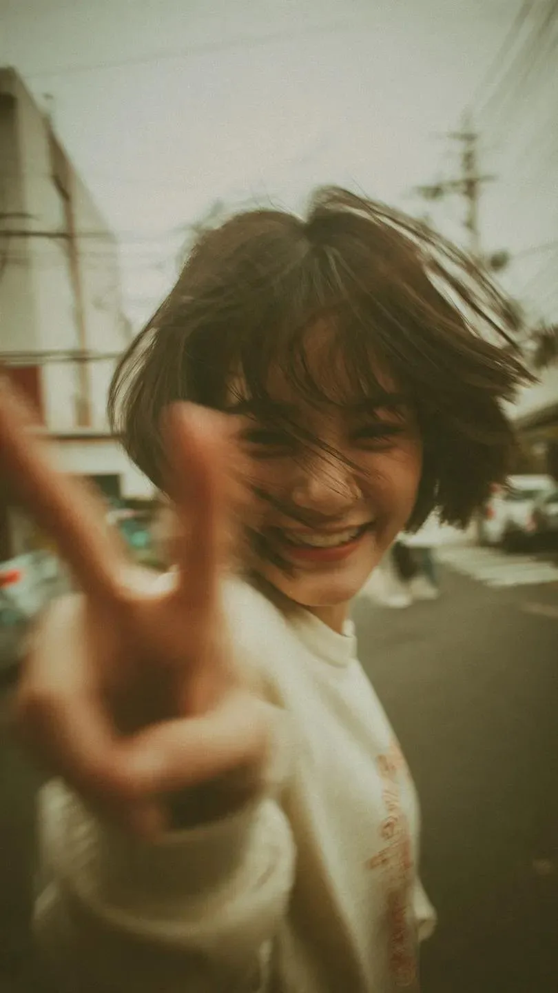 Y2k street photography portrait cheerful woman — Sonra
