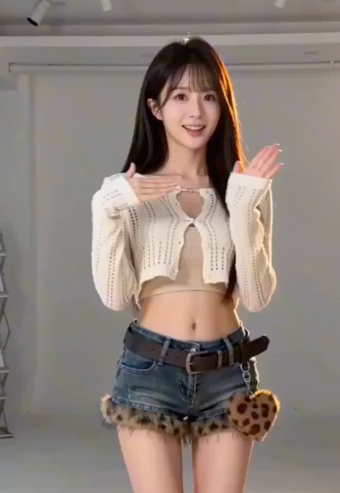 Kpop pure heart gesture girl — Sonra