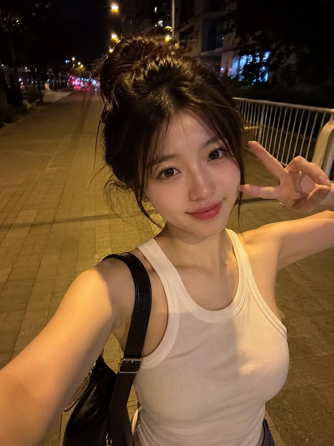 Realistic smartphone selfie east asian woman night city — Sonra
