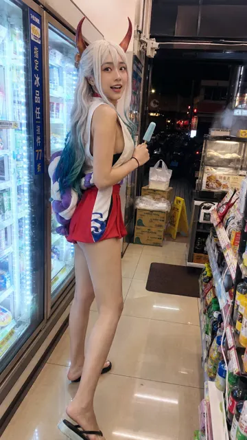 One piece female characters late night convenience store phone snapshot