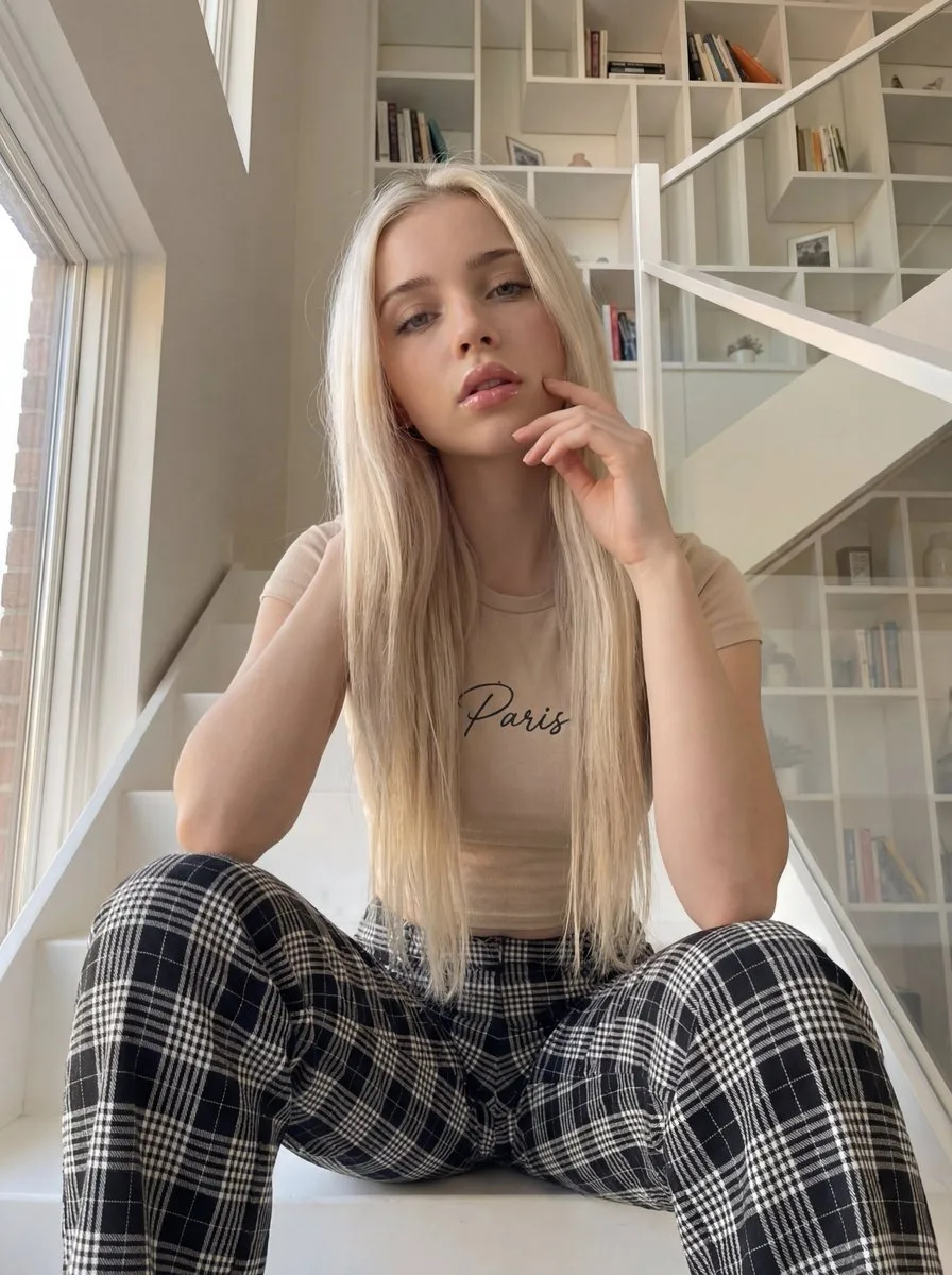 Scandinavian blonde girl sunlight — Sonra