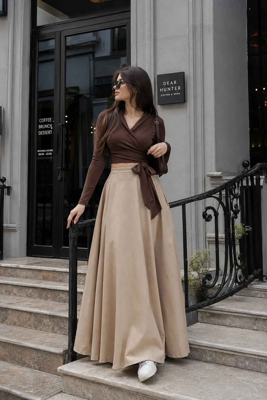 Elegant woman outdoor cafe street fashion — Sonra