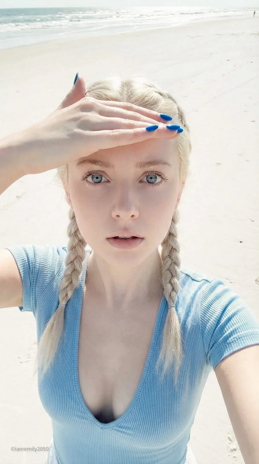 Porcelain doll beach selfie — Sonra