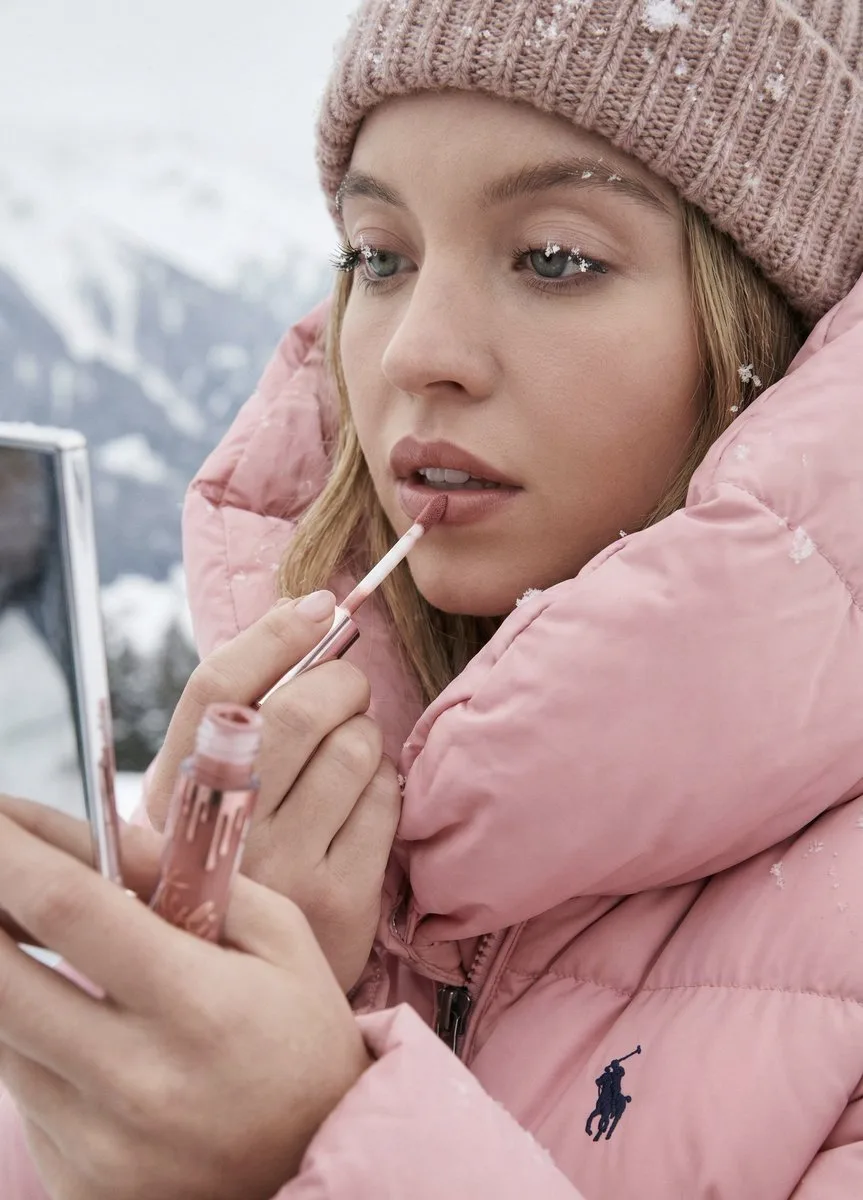 Snowy lashes pink jacket makeup — Sonra