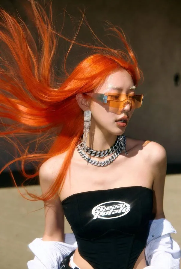 Neon orange hair cool girl — Sonra