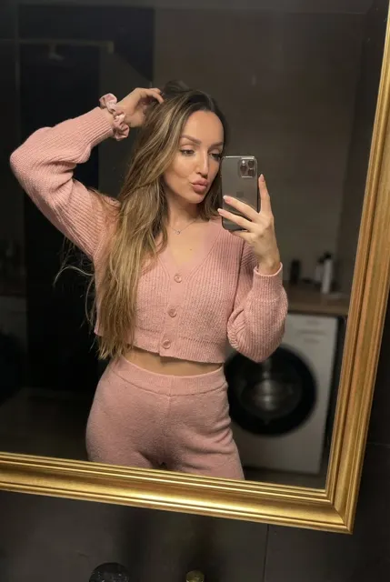 Dark warm pink mirror selfie