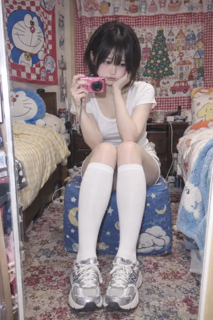Hyper realistic japanese bedroom mirror selfie photography