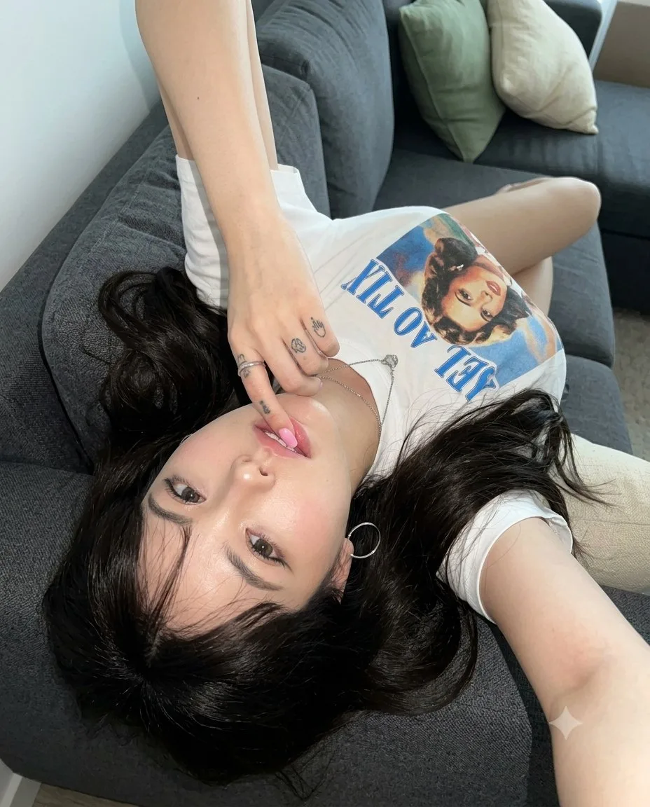 High angle handheld selfie reclining sofa glam — Sonra