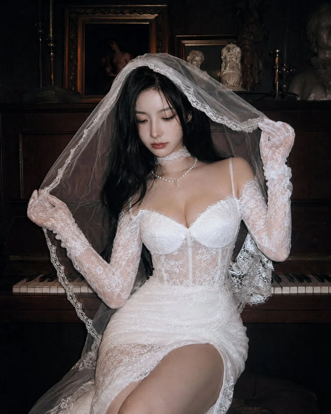 Vintage film style piano lace wedding dress portrait — Sonra