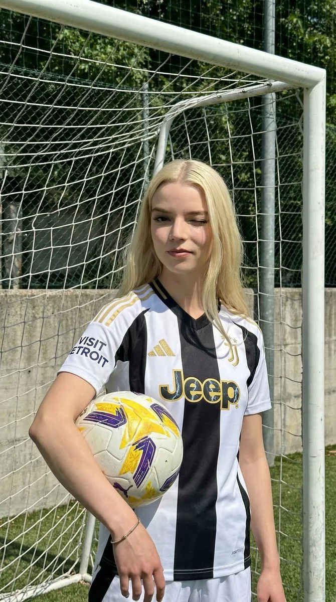 Playful juventus girl on pitch — Sonra