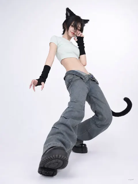 Low angle s curve cat paw pose