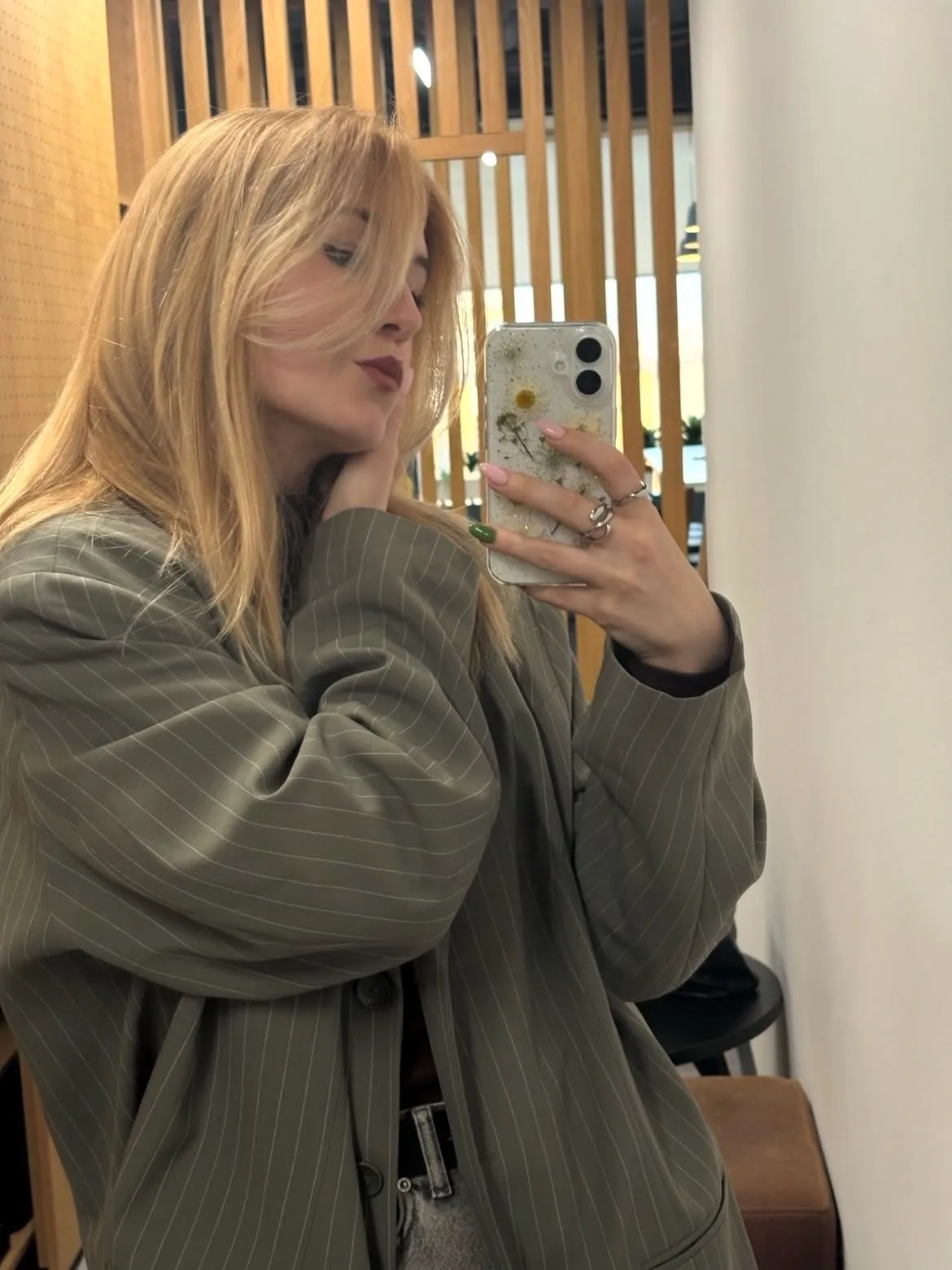 Fashion illustration oversized blazer mirror selfie anime style — Sonra