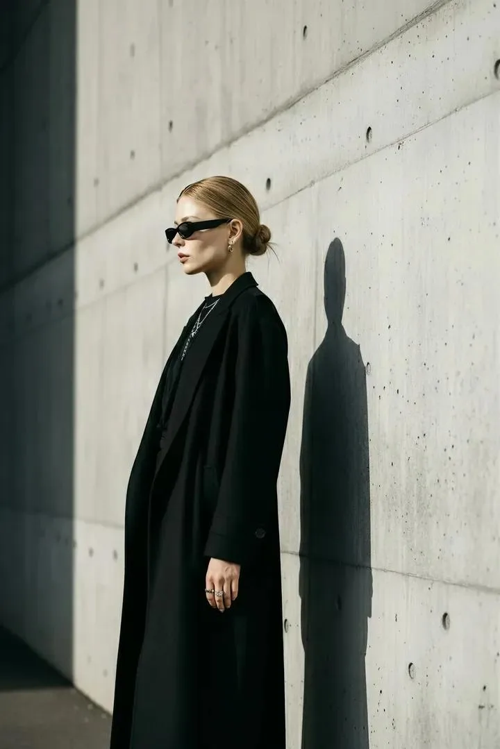 Stylish woman black outfit — After