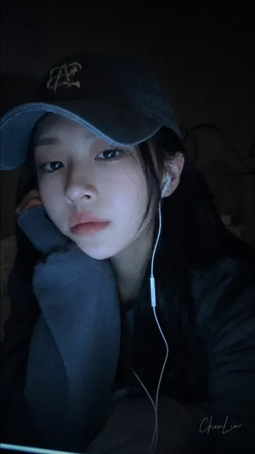 Korean girlfriend video call screenshot vibe