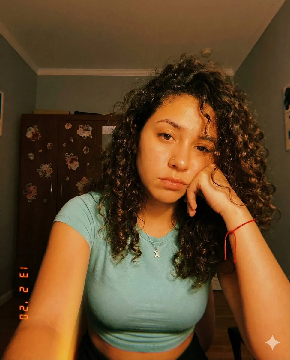 Warm bedroom curly hair selfie — Sonra