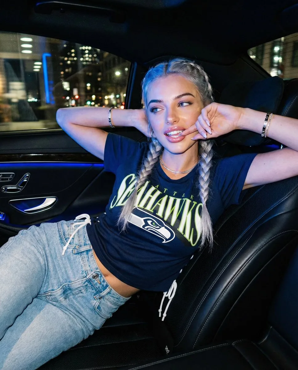 Neon lights luxury car girl — Sonra