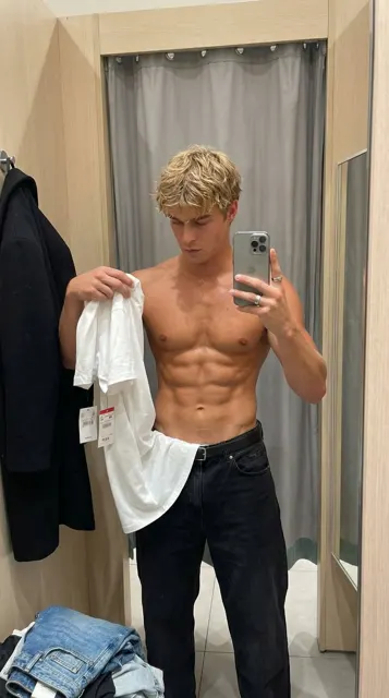 Fitting room mirror selfie