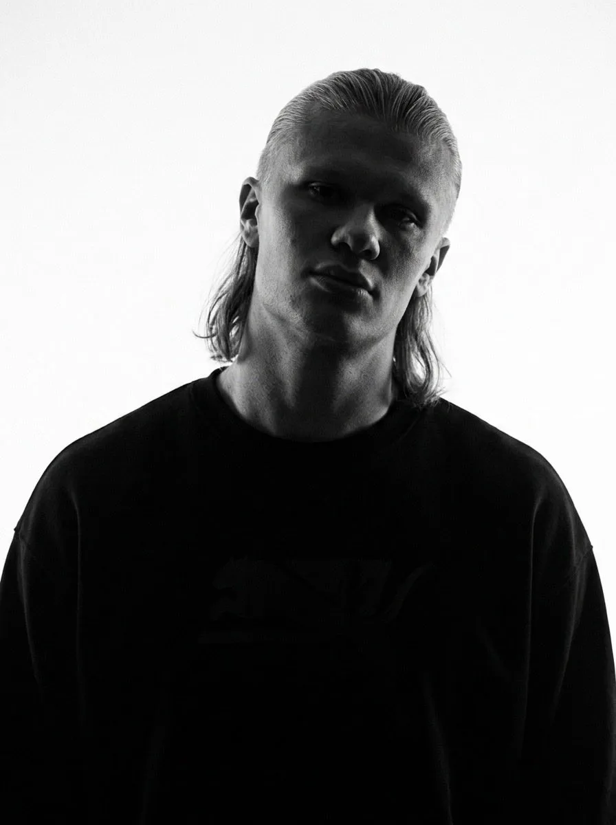 Hyper realistic bw low key fashion portrait — Sonra