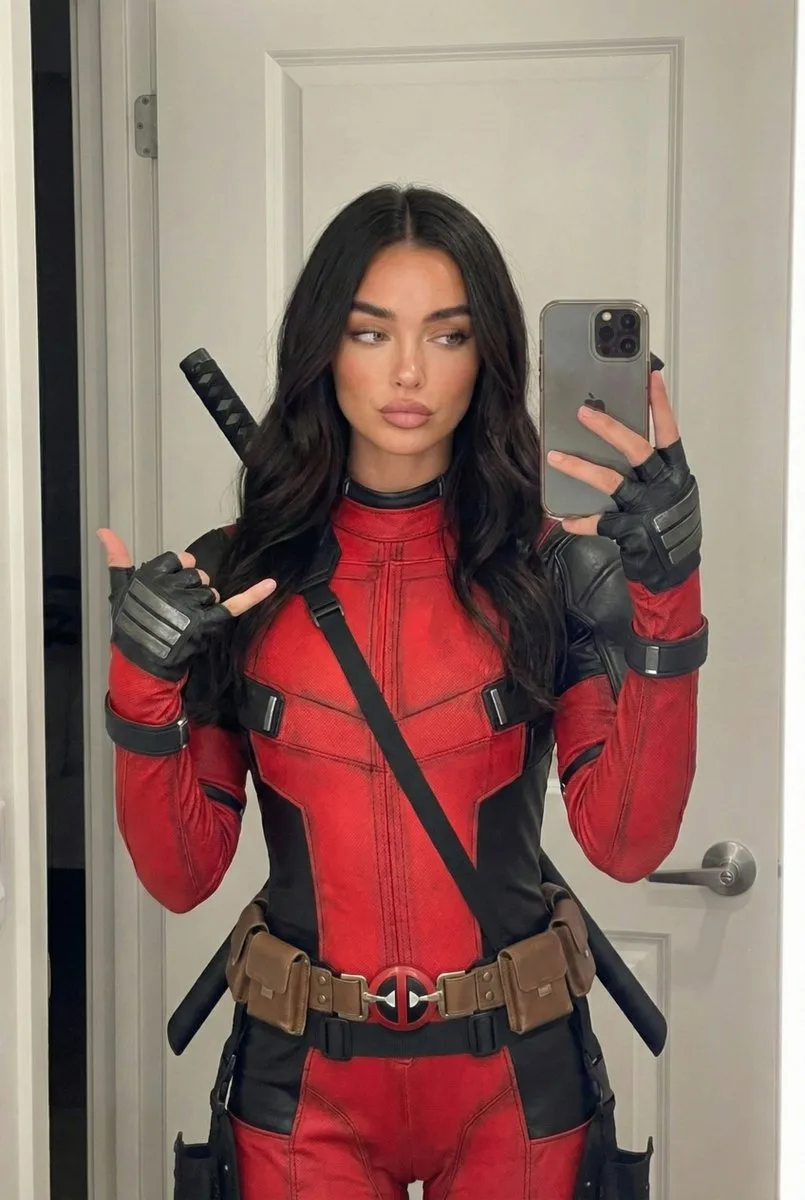 Cool deadpool girl tight suit mirror selfie — Sonra