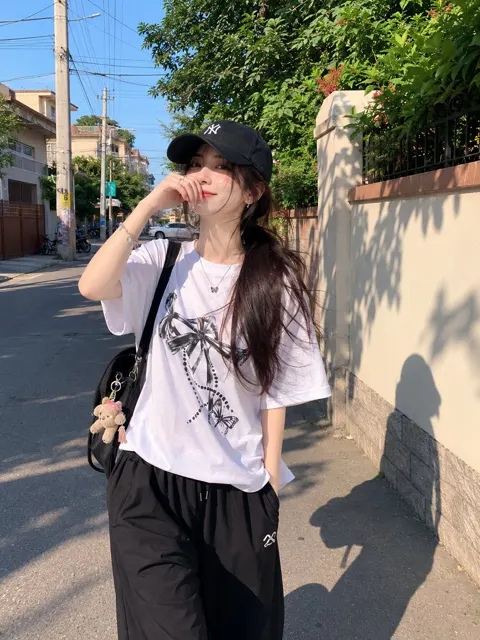 Japanese girl black baseball cap residential alley snapshot