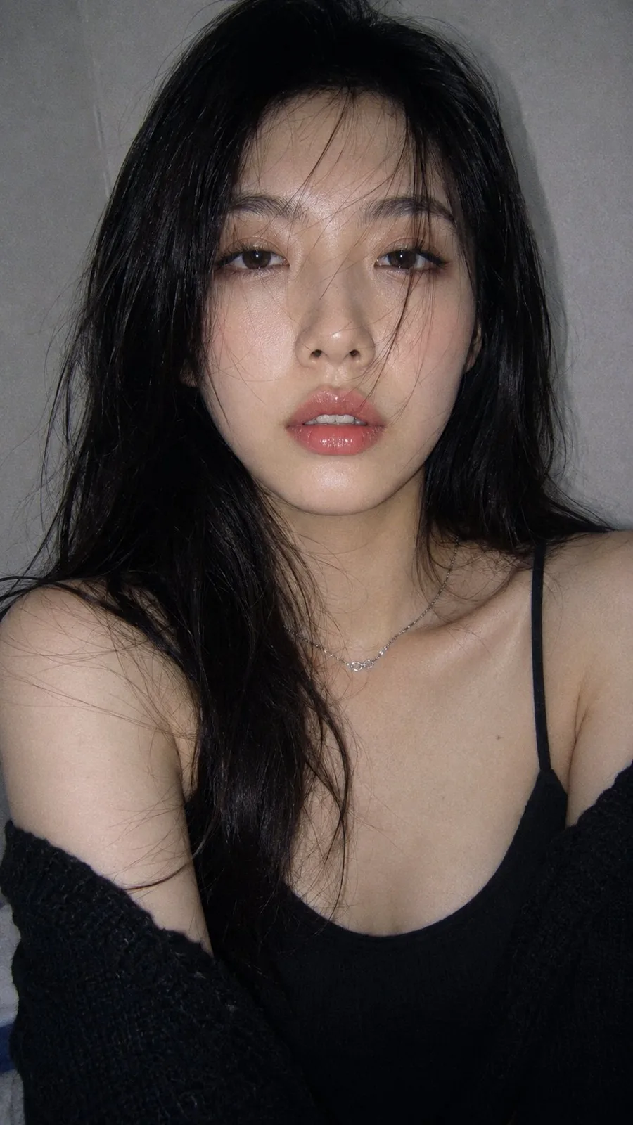 Photorealistic korean beauty portrait ccd aesthetic — Sonra