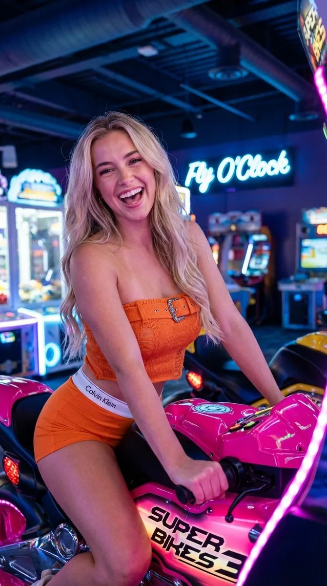 Neon arcade blonde sweetheart — Sonra