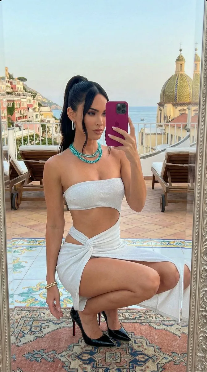 Mediterranean terrace fashion selfie — Sonra