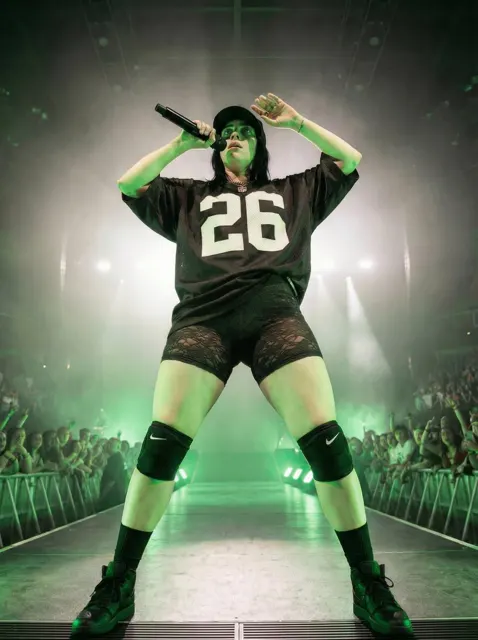 Green light dominant singer