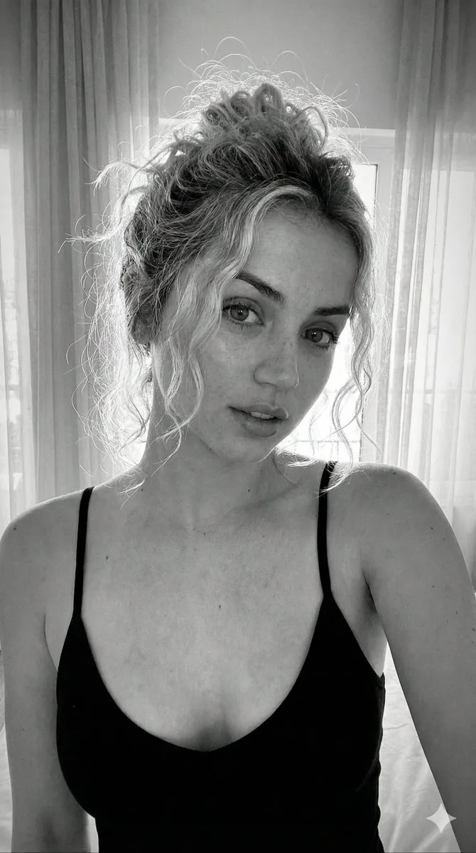 Black and white film girl — Sonra