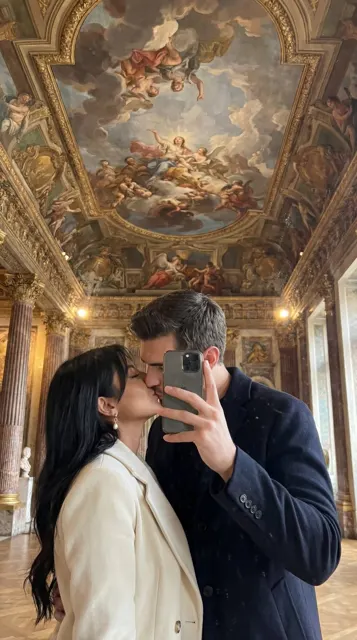 Renaissance dome romantic kiss